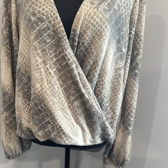 Gray Snake Print Wrap Top - Picture 4 of 5